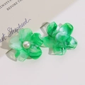 Dettaglio di ciondoli a fiore marmorizzati con perle per creazione di gioielli - Verde