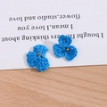 Detailansicht handgefertigter blauer Häkelblumen mit goldenen Perlen für DIY-Schmuck - Blau