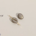 Detailopname van koffieboonkralen met gouden spetters voor DIY-sieraden maken - 1 stuk/verpakking (11x9mm) / Grijs