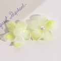 Detailansicht gelber Marmor-Resinblüten mit zentralen Perlenakzenten für DIY-Schmuck - Zitronengelb