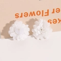 Detail van witte meerlaagse mesh bloemaccessoires met fijne kralen in het bloemhart - Wit