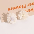 Detail van witte meerlaagse kanten bloem DIY accessoire met parelachtige meeldraden - Beige