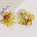 Bernsteinfarbene Blumen-Ohrringe aus Acryl mit weißer Perle und Retro-Struktur-Finish - Hellkaffee