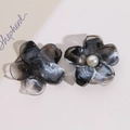 Makroaufnahme von Acrylblüten mit Tinten-Marmor-Textur und weißen Perlen für DIY-Schmuck - Schwarz & Weiß