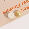 Primer plano de perla de resina nacarada de 18 mm en acabado dorado para crear joyería - Dorado