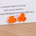 Handgemachte orange Häkelblumen mit Metallring und goldenem Perlendetail als Accessoires - Orange