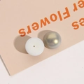 Detalle de cuentas de resina perlada de 18 mm para joyas DIY con base blanca mate plana - Gris claro