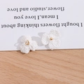 Makro-Detail weißer Häkelblumen-Anhänger mit goldenem Ring und Perle für DIY-Basteln - Weiß