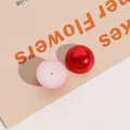 Primer plano de cuentas de resina redondas de 18mm con parte posterior plana para DIY - Rojo Brillante