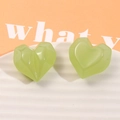 Primo piano di ciondoli a cuore sfaccettati in resina verde gelatina per gioielli fai-da-te - Verde Erba