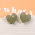 Vista macro di ciondoli a cuore in resina verde oliva sfaccettati per gioielli fai-da-te - Verde matcha