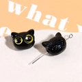 Vista macro di perline a forma di gatto nero con grandi occhi gialli per gioielli DIY - 1 Pezzo / Nero con Occhi Gialli