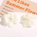 Dettaglio macro di fiori di camelia in chiffon bianco con perle per creazioni fai-da-te - Bianco