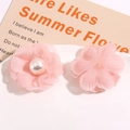 Dettaglio di fiori di camelia in rete rosa con perle per accessori capelli fai-da-te - Rosa
