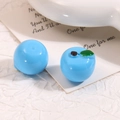Primo piano di mini mele in resina celeste con foglie per accessori fai da te fatti a mano - Blu