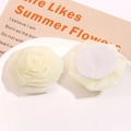 Detail von cremeweißen Chiffonrosen mit Vorderseite und Filzrückseite für DIY-Zubehör - Weiß
