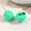 Dettaglio di due mini mele in resina verde chiaro per decorazioni artigianali DIY - Verde