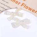 Detalle de pinzas para el pelo con lazo de acetato crema y letras doradas France Handmade - Blanco