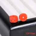 Vista macro di perle leone rosso cinabro 10x10mm con intricate incisioni tradizionali - Piccolo / Rosso