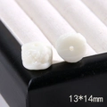 Dettaglio macro di perline a fiori intagliati bianchi da 13x14mm per creazione gioielli - Grande / Bianco