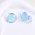 Dettaglio macro di cabochon in resina glitterata blu con finitura cangiante per gioielli - Blu