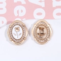 Detailansicht von Vorder- und Rückseite eines Vintage Goldrosen-Ohrrings mit Perlenrand - Weiß