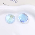 Vista macro de gemas facetadas azul claro iridiscentes con purpurina para DIY joyas - Azul