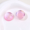 Dettaglio macro di cabochon tondi in resina glitter rosa viola con finitura lucida - Rosa Stile B