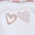 Detail von herzförmigen DIY-Accessoires aus Kunstperlen in Perlrosa und mattem Weiß-Finish - Champagner
