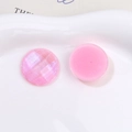 Primer plano de abalorios redondos de resina rosa Aurora con purpurina y texturas de rejilla - Rosa Estilo A