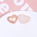 Nahaufnahme herzförmiger Acrylperlen in Champagner und Mattrosa für DIY-Bastelprojekte - Rosa