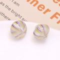 Detalle de pendientes de resina con rayas coloridas sobre un plato blanco elegante - Estilo de Patrón Radial Púrpura (N.º 3)