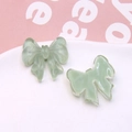 Dettaglio di fiocchi in resina verde chiaro traslucida per gioielli e accessori DIY - Verde Grigio