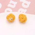 Dettaglio macro di charms in resina gialla con occhi per la creazione di gioielli - Giallo
