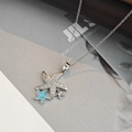 Détail d'un collier avec pendentif étoile de mer superposé en zircons et texture bleue - Étoile de Mer Argentée Triple Bleue (EXRGN0410YS)