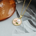 Collana di perle vintage francese con ciondolo in smalto rosa e foglia verde dorata - Collana con Targhetta Rotonda Perla / Rosa