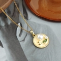 Collana vintage francese con ciondolo in smalto, perle e design floreale su catena dorata - Collana con Targhetta Rotonda Perla / Giallo