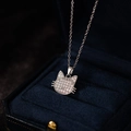 Detailaufnahme einer Katzen-Halskette in Silber mit funkelnden Zirkoniasteinen im Etui - Stahlfarbene Katzenkopf-Halskette N0490YS