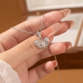 Dettaglio ravvicinato del ciondolo a forma di orsetto d'argento con cristalli - Collana Testa di Orso Color Acciaio