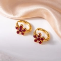 Dettaglio di orecchini a cerchio dorati con fiori in zircone rosso rubino su seta elegante - Stile Fiore a Cinque Petali Rosso (1339)