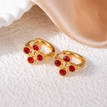 Dettaglio di orecchini a fiore in oro 18k con quadrifogli in zircone rosso brillante - Stile Fiore a Quattro Petali Rosso (1348)