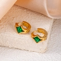 Gros plan détaillé de boucles d'oreilles dorées avec pierres de zircon carrées vert émeraude - Style Losange Vert (1405)