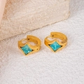 Détail de boucles d'oreilles en titane doré avec zircon violet de forme losange - Style Losange Bleu (1406)