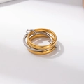 Gros plan sur les anneaux entrelacés en acier inoxydable or et argent au fini poli miroir - US 7 / Deux Or Un Argent Bague