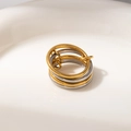 Dettaglio di un anello minimalista a incastro in acciaio inossidabile oro e argento - Anello Interlock Quattro Fasce Oro Argento