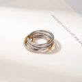 Dettaglio degli anelli in acciaio inossidabile argento con piccoli anelli d'oro - Tripla Fascia Argento Con Piccolo Anello Oro