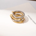 Dettaglio di anelli a fascia in oro e argento con pavé di zirconi cubici lucidi - Stile Quattro Fasce Doppio Strass