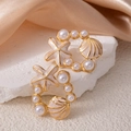 Vue détaillée des boucles d'oreilles étoile de mer et coquillage avec perles blanches - Boucles d'Oreilles Créoles Étoile de Mer Blanche (1502)