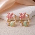 Détail macro de boucles d'oreilles étoile de mer et coquillage avec perles sur soie - Boucles d'Oreilles Créoles Étoile de Mer Rose (1503)