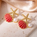 Détails de boucles d'oreilles étoile de mer avec nacre rouge et perles blanches - Boucles d'Oreilles Clous Coquillage Étoile de Mer Rouge (1504)